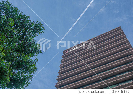 Musashino Bank Head Office Building and contrails [Omiya Ward, Saitama City, Saitama Prefecture] 135016332