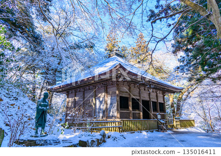 Walking through snowy Hiraizumi Walking through snowy Hiraizumi 135016411