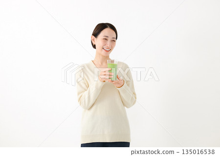 一個女人喝一杯 135016538