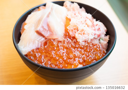 美味的海鮮碗 135016632
