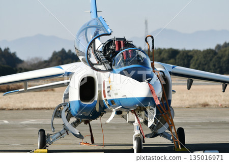 藍色衝擊號在地面 135016971