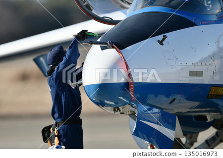 藍色衝擊號在地面 135016973