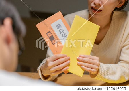 Men and women troubled by debt Men and women troubled by debt 135017055