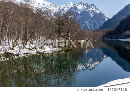 Kamikochi just before the mountain opens in April. The snow-capped Hotaka mountain range and its reflection on the water surface as seen from Taisho Pond (upside-down Hotaka) 135017116
