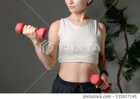 運動的女性 135017148