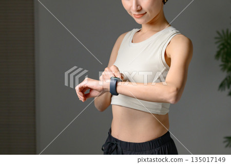 運動的女性 135017149