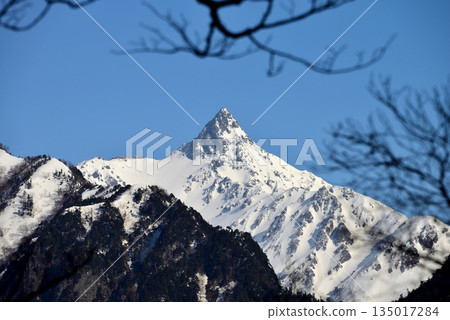[Mountain scenery] Snow-covered Mount Yari 135017284