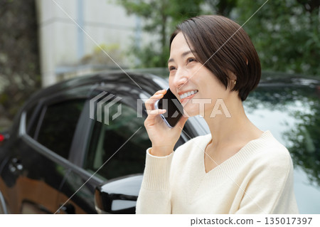 Woman with smartphone, car appraisal Woman with smartphone, car appraisal 135017397