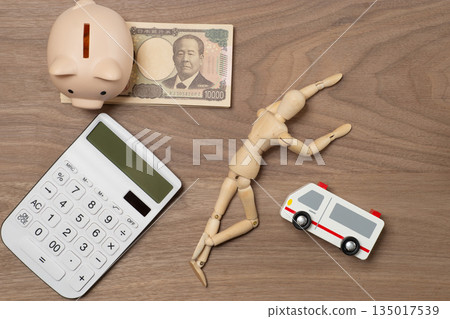Image of a person with a sudden illness, an ambulance, and medical expenses Image of a person with a sudden illness, an ambulance, and medical expenses 135017539