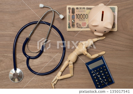 Image of a collapsed person and medical expenses Image of a collapsed person and medical expenses 135017541