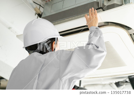 檢查空調的工人 135017738