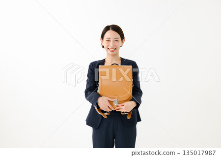 一位背著書包的女士 135017987