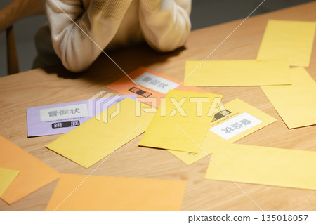一位女士因一封催款信而煩惱。 一位女士因一封催款信而煩惱。 135018057