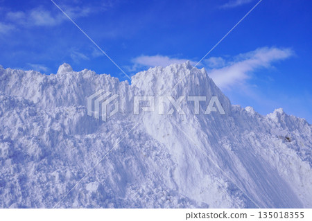 停車場角落裡，除雪後留下的一堆積雪 135018355