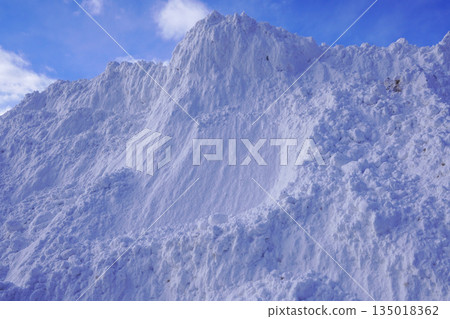 停車場角落裡，除雪後留下的一堆積雪 135018362