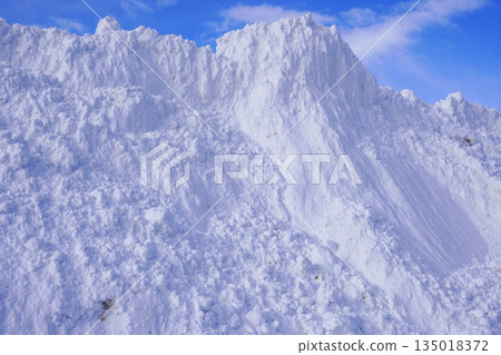 停車場角落裡，除雪後留下的一堆積雪 135018372