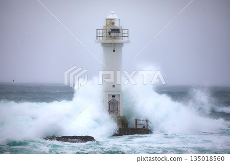 波濤洶湧的大海和燈塔 135018560