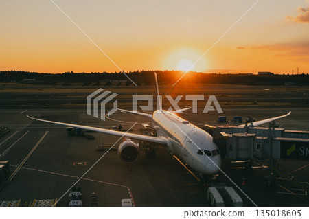 從觀景台上可以看到日落時分的成田機場和飛機。 135018605
