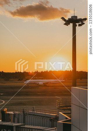 成田機場日落：從觀景台上可以看到一架大型客機在跑道上滑行。 135018606