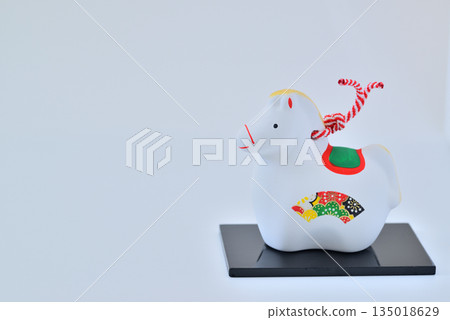 新年素材:馬年,生肖泥鈴,白色背景 新年素材:馬年,生肖泥鈴,白色背景 135018629