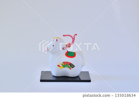 新年素材:馬年,生肖泥鈴,白色背景 新年素材:馬年,生肖泥鈴,白色背景 135018634