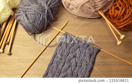 正在編織麻花針的照片，圖中可見編織針。編織、毛線、阿蘭圖案、嗜好 135018651
