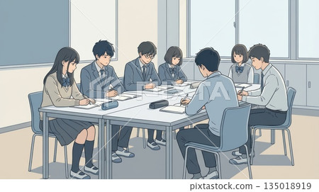 三名高中生正在一間大型會議室進行小組面試，他們隔著一張桌子與面試官面對面。 135018919