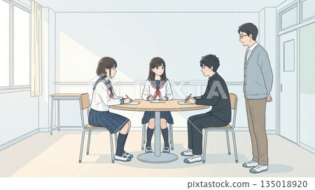 一位男老師在教室裡看著一群穿著制服的高中生圍坐在圓桌旁學習。 135018920