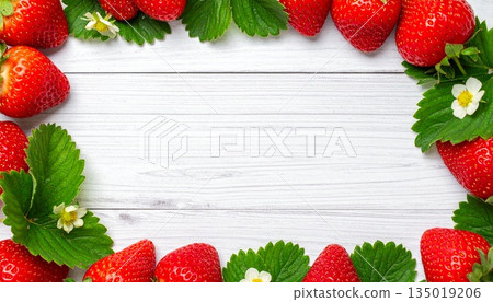 紅色水果框 2，周圍環繞著草莓 135019206