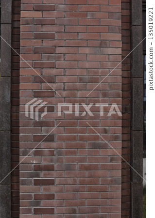 Building wall featuring modern red brick texture pattern Building wall featuring modern red brick texture pattern 135019221