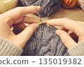 雙手用織針編織毛線的照片。編織、手工、麻花針、阿蘭花紋、嗜好 135019382