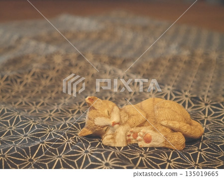 一隻睡得很香的貓咪擺飾 135019665