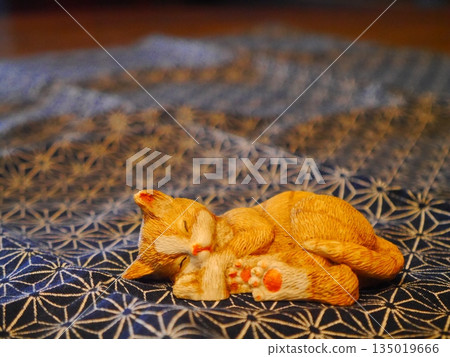 一隻睡得很香的貓咪擺飾 135019666