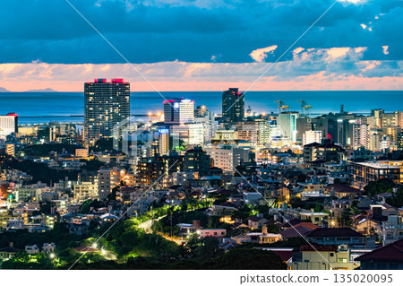 傍晚時分，那霸市的夜景，夕陽西下，籠罩著大地。 135020095