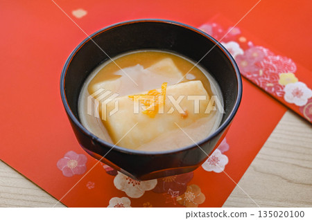 Warm white miso soup 135020100