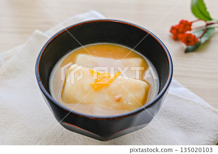 Warm white miso soup Warm white miso soup 135020103