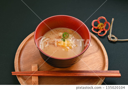 一道溫暖濃鬱的白味噌湯 135020104