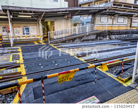 A remaining level crossing at a train station in Tokyo (Tobu Kameido Line, Kameido-Suijin Station) 135020457