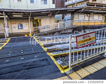 A remaining level crossing at a train station in Tokyo (Tobu Kameido Line, Kameido-Suijin Station) 135020458