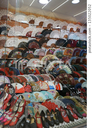 Vintage fans displayed at souvenirs shop. Gothic Quarter, Barcelona, Catalonia, Spain 135022052