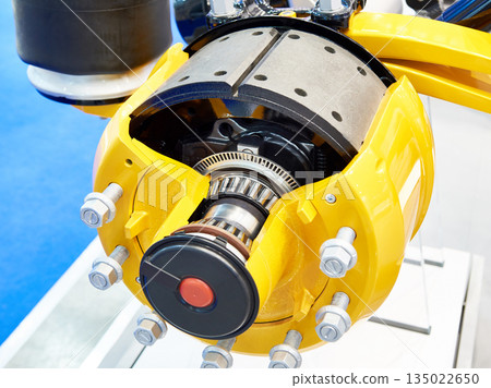 Brake pads and brake drum Brake pads and brake drum 135022650