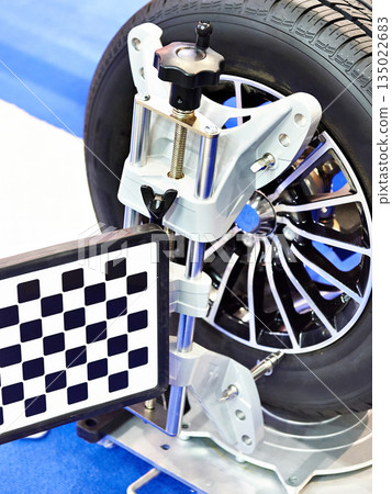 Wheel clamp of automotive diagnostic and analysis system 135022683