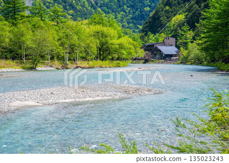 清爽的上高地 「梓川清澈的河水與蔥鬱的綠植相映成趣」（長野縣松本市） 135023243