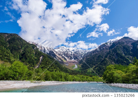 Refreshing Kamikochi "Clear Waters of the Azusa River and the Hotaka Mountain Range" (Matsumoto City, Nagano Prefecture) 135023266