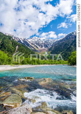 Refreshing Kamikochi "Clear Waters of the Azusa River and the Hotaka Mountain Range" (Matsumoto City, Nagano Prefecture) 135023267