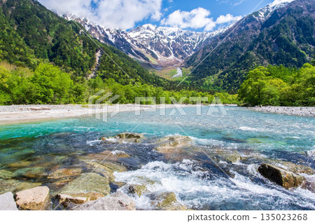 清爽的上高地「梓川清澈的河水和穗高山脈」(長野縣松本市) 清爽的上高地「梓川清澈的河水和穗高山脈」(長野縣松本市) 135023268