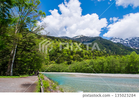 Refreshing Kamikochi: "The clear waters of the Azusa River and the beautiful greenery of the Hotaka mountain range" (Matsumoto City, Nagano Prefecture) Refreshing Kamikochi: "The clear waters of the Azusa River and the beautiful greenery of the Hotaka mountain range" (Matsumoto City, Nagano Prefecture) 135023284