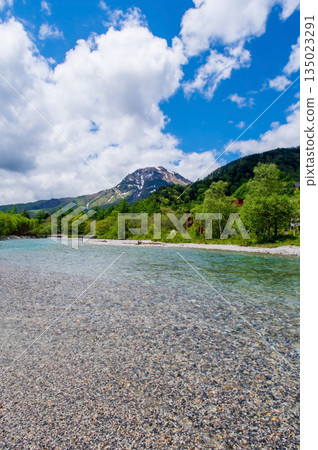 Refreshing Kamikochi "The Azusa River and Mount Yakedake" (Matsumoto City, Nagano Prefecture) 135023291