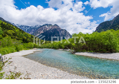 清爽的上高地：「從田代橋和穗高橋附近眺望梓川和白雪皚皚的穗高山脈」（長野縣松本市） 135023296