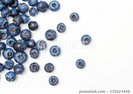 Ripe blueberries on a white background. Top view 135023448